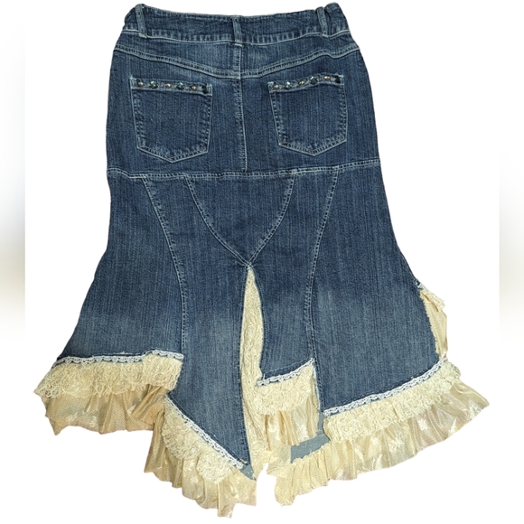 Elegant High-Low Denim Skirt with Lace Details - Picture 2 of 12